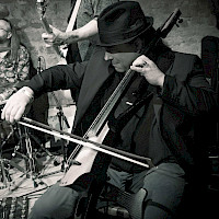 Philipp Gottesleben am eCello.